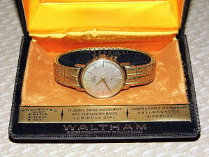 Vintage_Waltham_Men's_Swiss-Made_Wrist_Watch,_17_Jewels,_Manual-Wind_(11159561033)