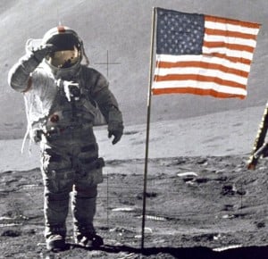 Apollo_15_-_Scott_salutiert