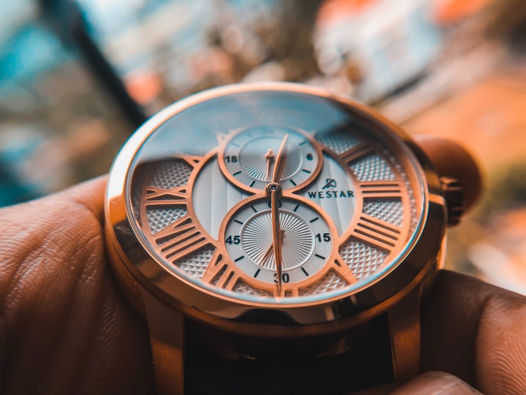 How to maintain a hand-wound watch