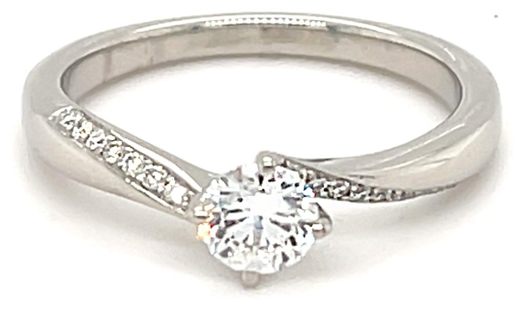 Engagement Rings for a Romantic Christmas Proposal